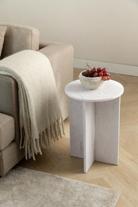 Apvalus staliukas ZENAERO 35 cm su marmuro akcentu šalia sofos