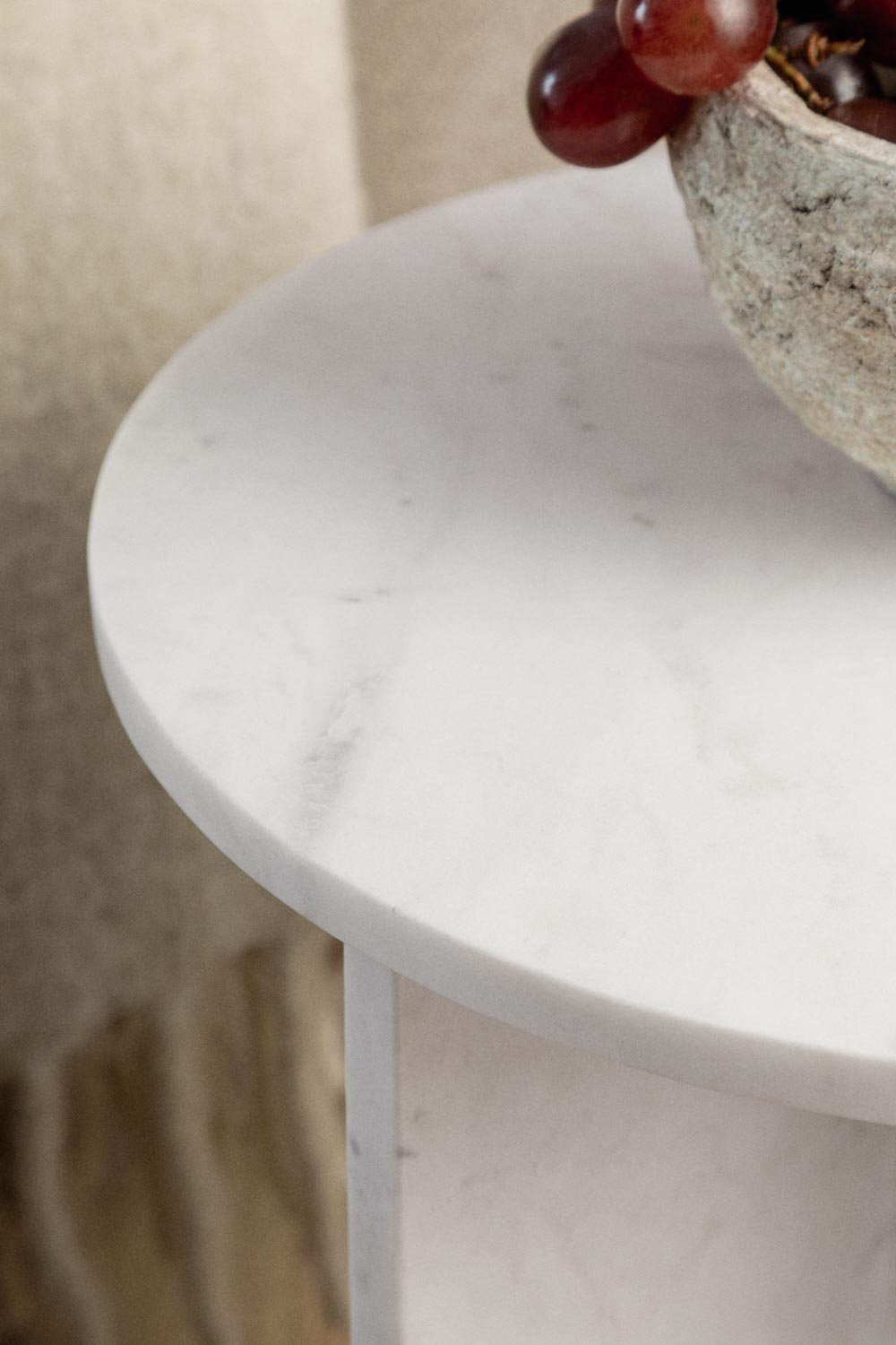 Kompaktiškas apvalus staliukas ZENAERO 35 cm moderniame interjere