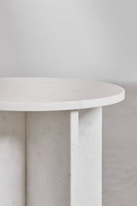 Marmuro staliukas ZENAERO 35 cm kaip elegantiškas akcentas