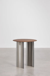 Naktinis staliukas VERAURA mango medienos stalviršio tekstūros detalė