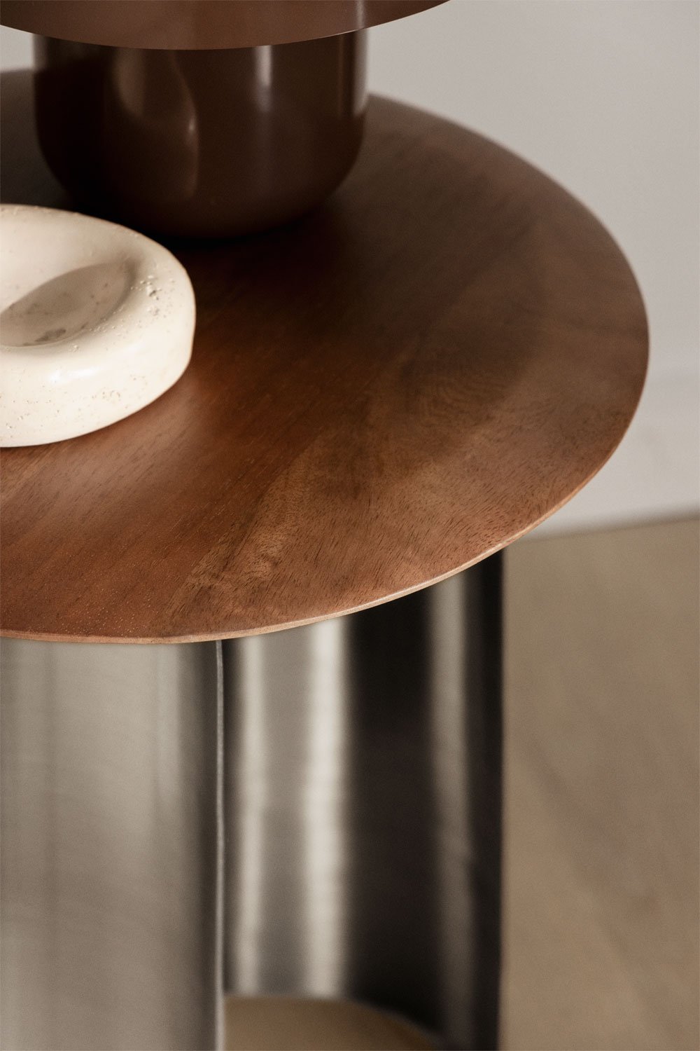 Naktinis staliukas VERAURA vaizdas iš šono atskleidžiantis metalinį rėmą