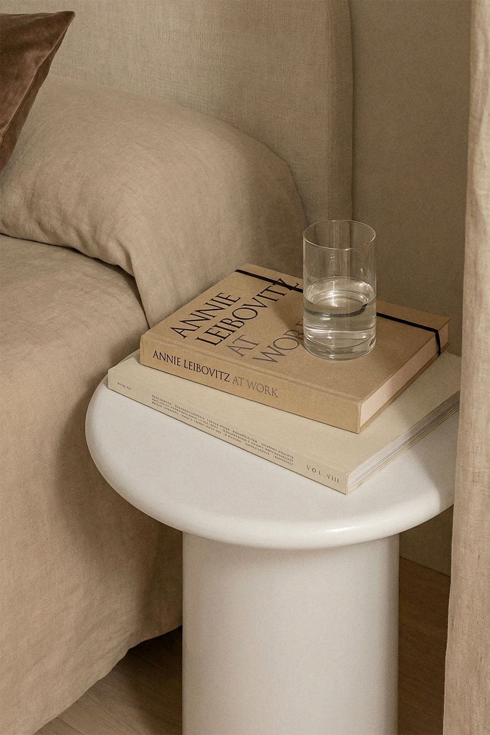 Naktinis staliukas NAVAARO vaizdas iš šono