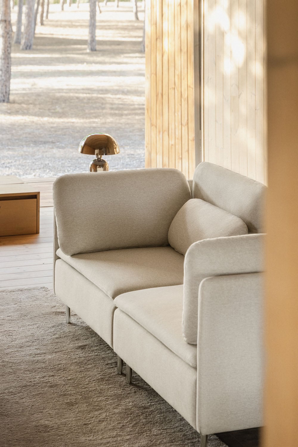 Modulinė sofa ORIOLA svetainės interjere, smėlio audinys