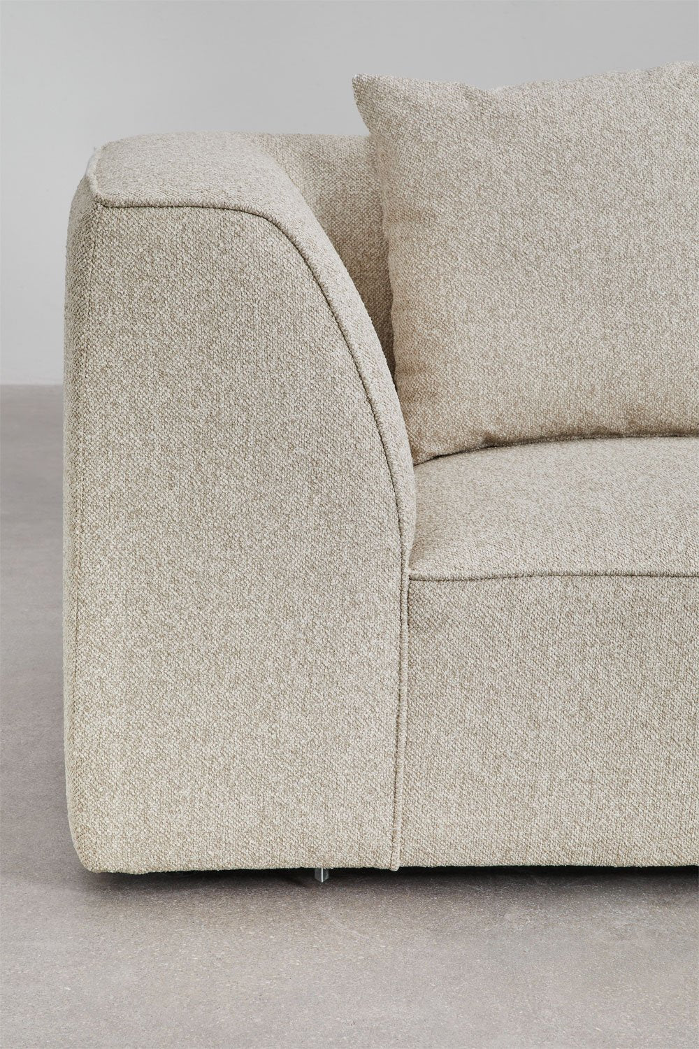 Šiuolaikiška sofa CARDEA su natūralaus medžio konstrukcija | namuideja.lt | boucle sofa