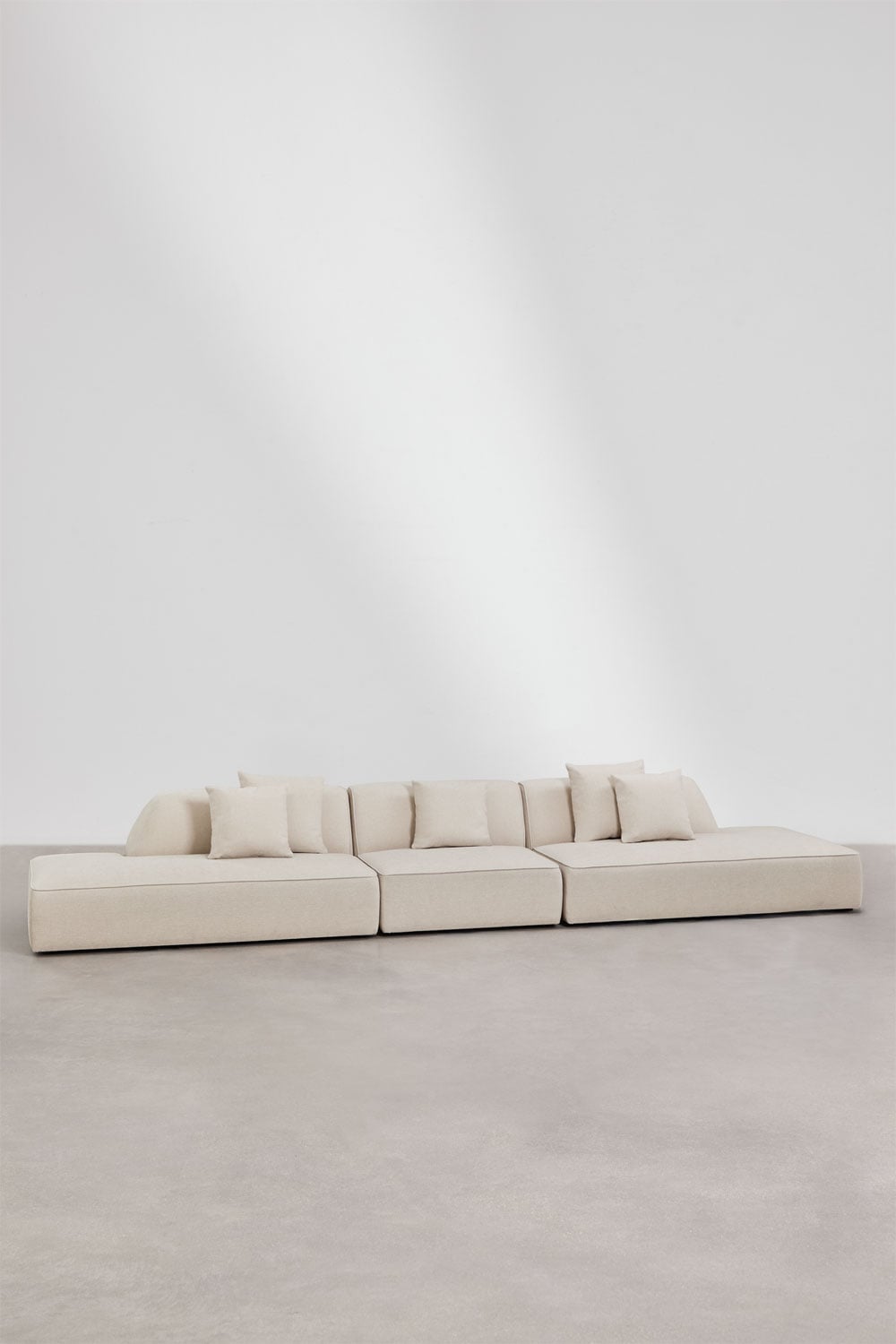 Kampinė sofa KARDENA iš priekio, kreminis šenilas boucle