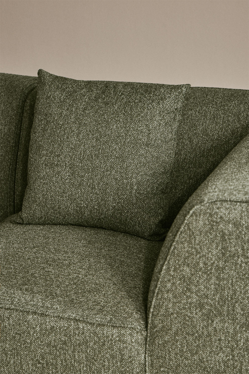 Modulinė sofa KARDENA svetainės interjere, šalavijo žalios spalvos boucle boucle