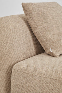 Sofa KOKONA šviesiame svetainės interjere