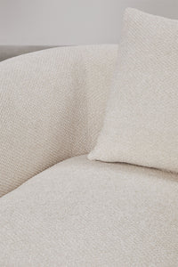 Sofa KOKONA realioje aplinkoje šenilo audinys
