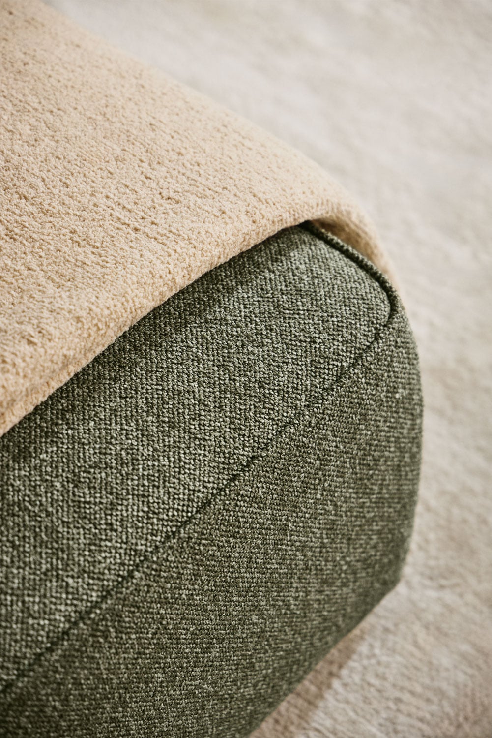 Modulinė sofa KARDENA interjere su dekoro elementais