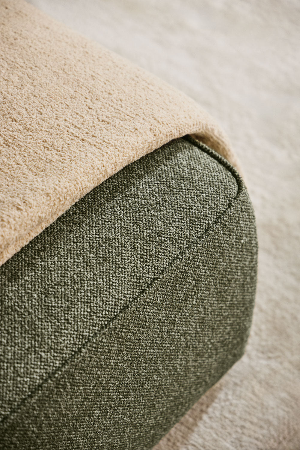 Modulinė sofa KARDENA su dešiniuoju gultu ir pufu – interjere