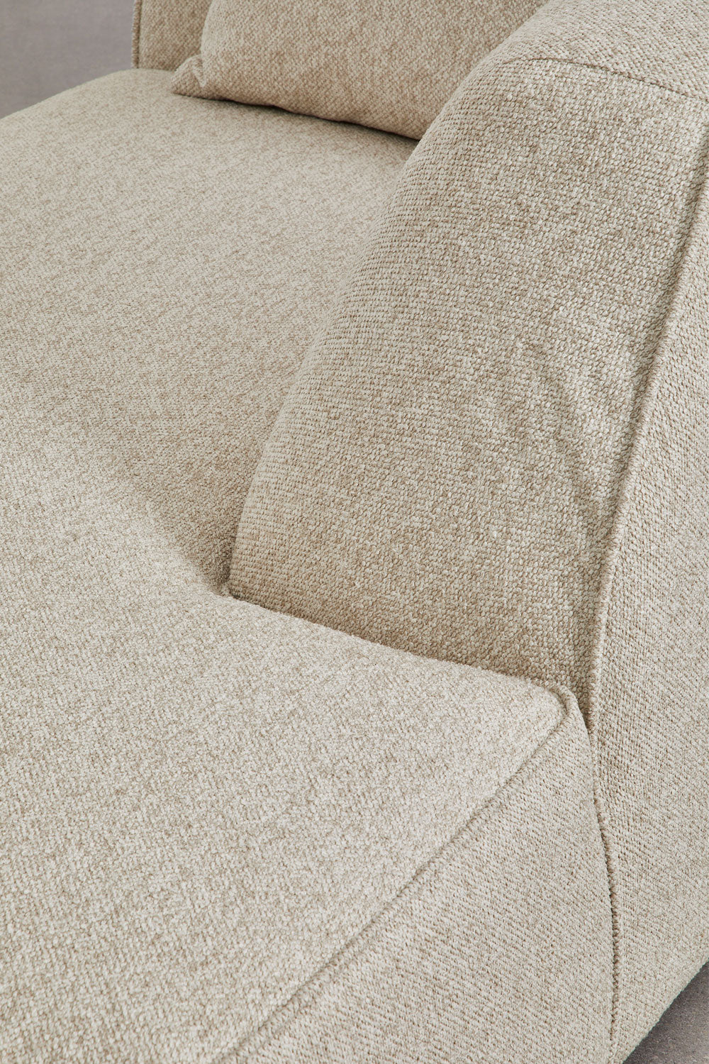 Modulinė sofa KARDENA su dešiniuoju gultu ir pufu – formos linijos