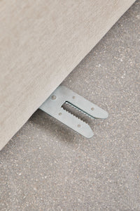 Modulinė sofa KARDENA su dešiniuoju gultu ir pufu – įžambus rakursas