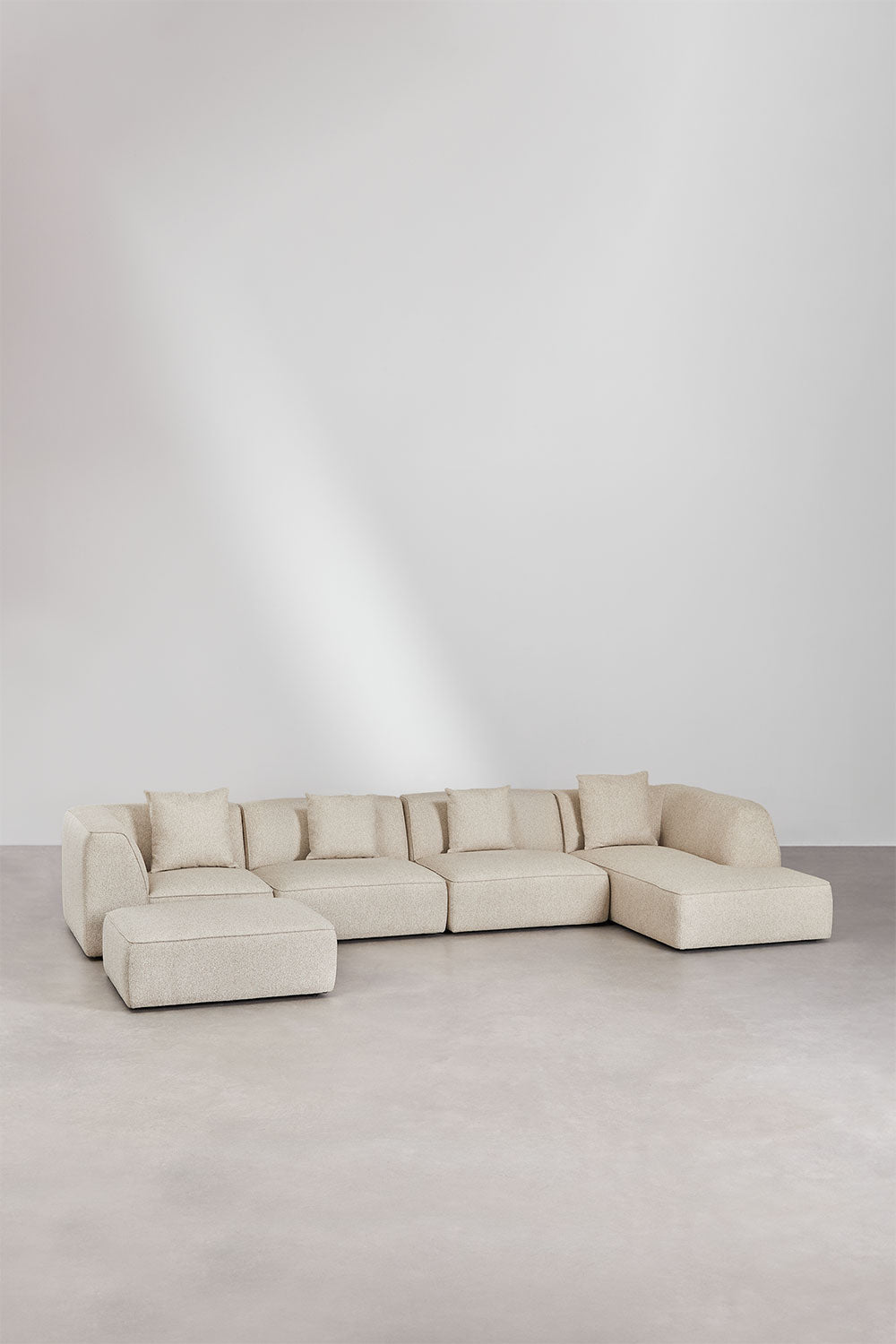 Modulinė sofa KARDENA su dešiniuoju gultu ir pufu – artimas planas