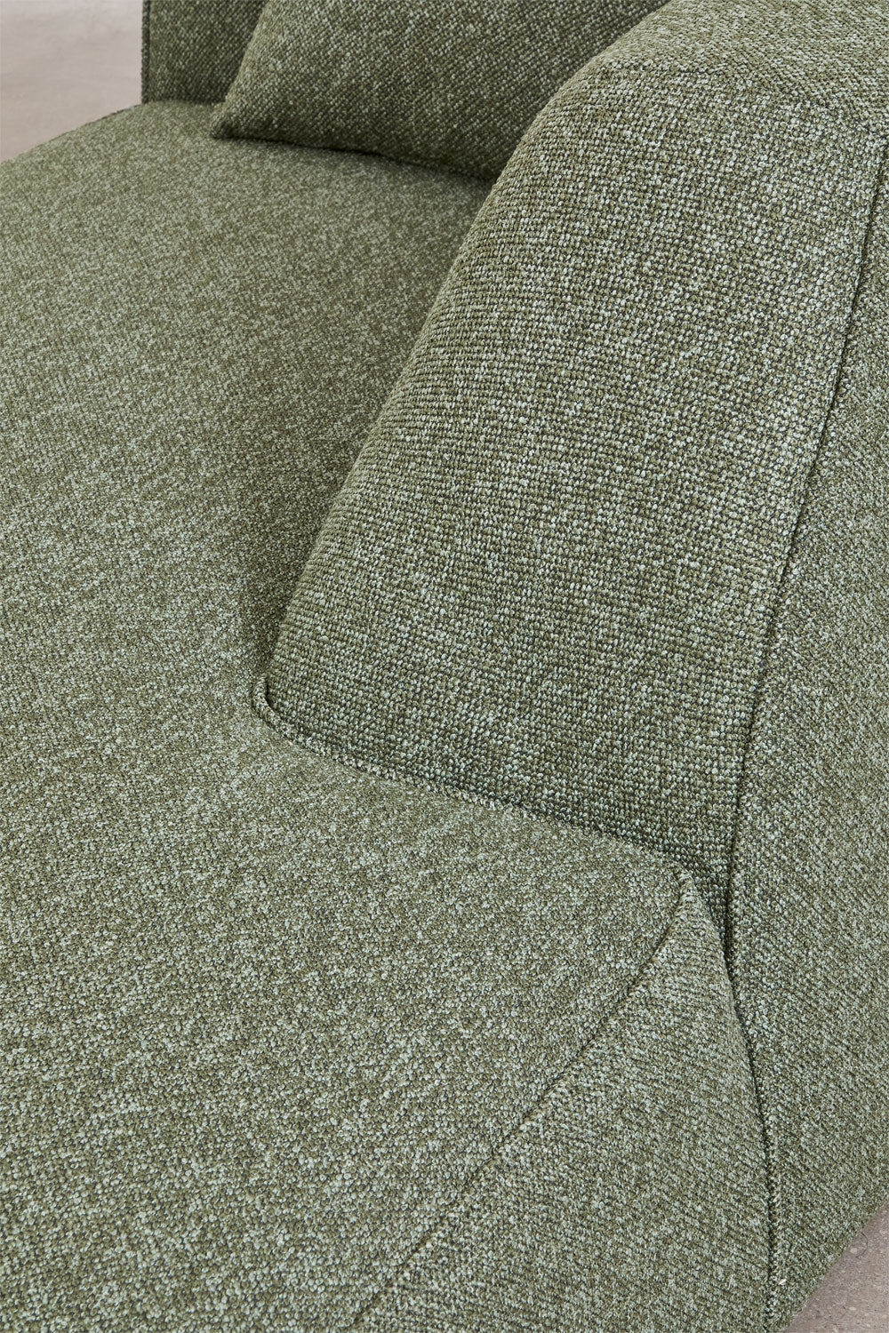 Modulinė sofa KARDENA su dešiniuoju gultu ir pufu – bendras siluetas