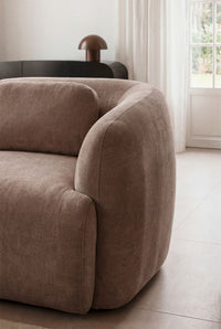 Modulinė sofa KOKETERA interjere su dekoro elementais