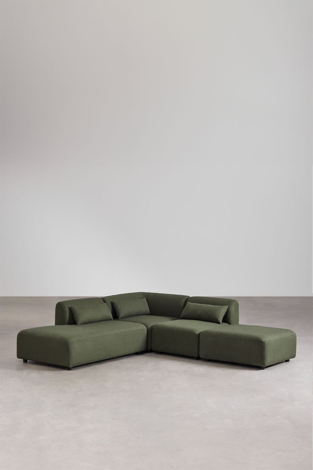 Kampinė sofa FOGLERA iš priekio, šalavijo žalia šenilo