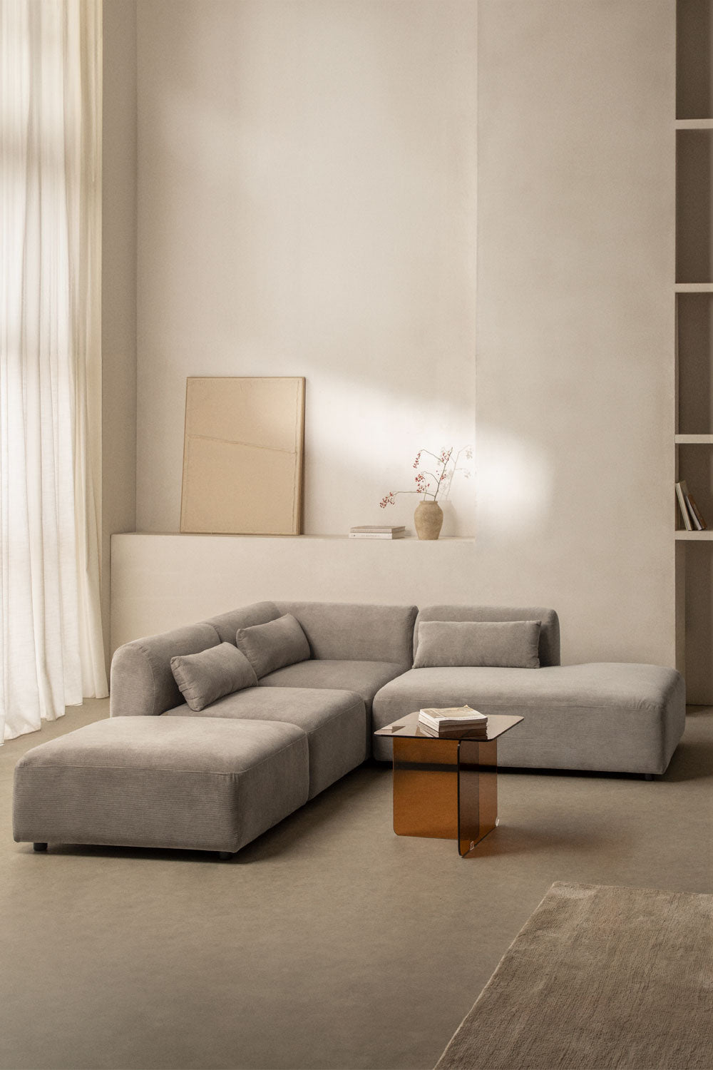 Kampinė sofa FOGLERA baltame fone, pilka šenilo