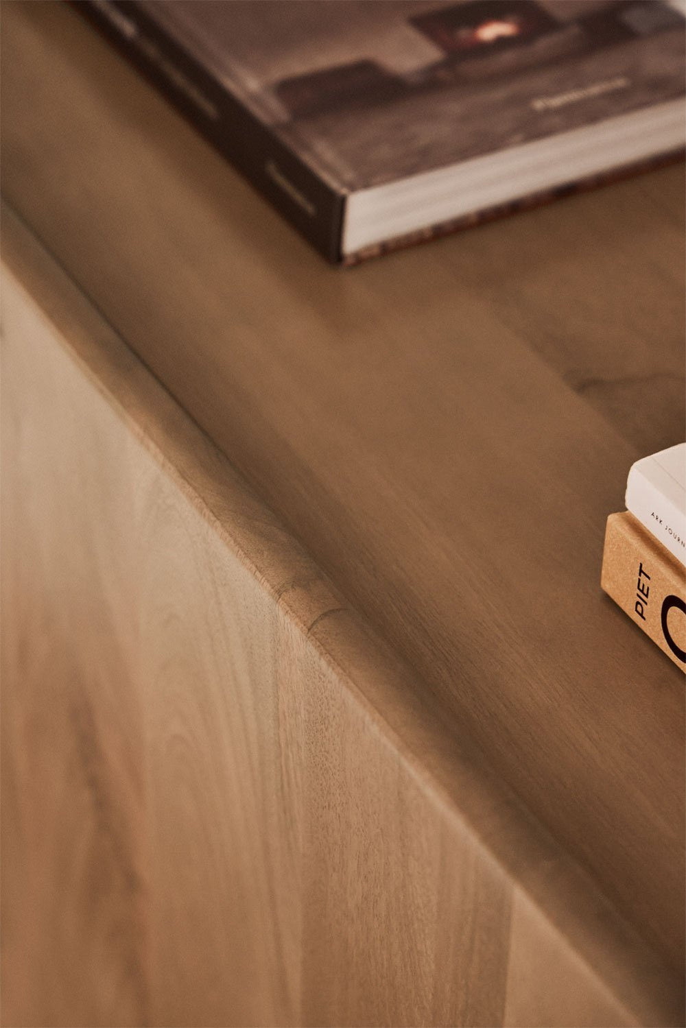 TV spintelė CENEINO su keturiomis durelėmis