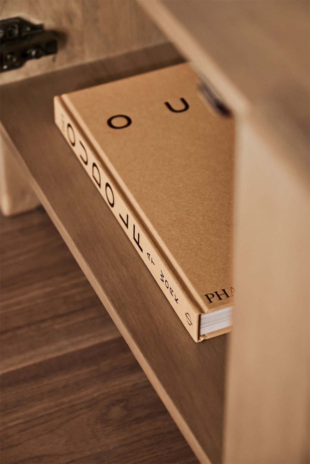 TV spintelė CENEINO svetainės interjere