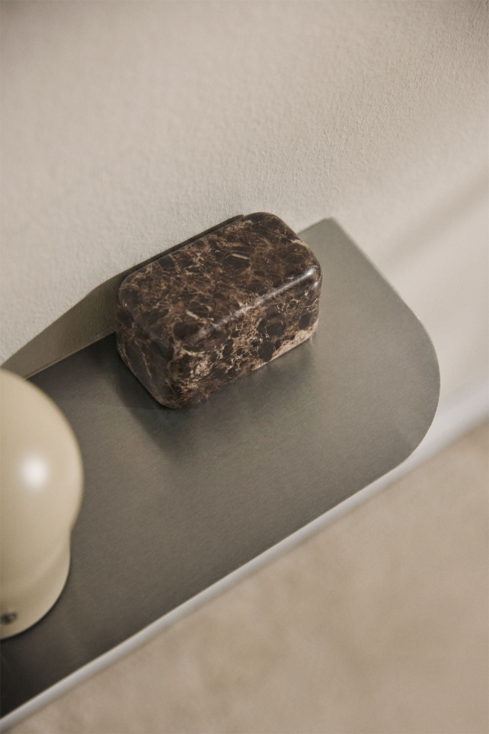 Naktinis staliukas SIGITA, rudas marmuras, 45×15 cm