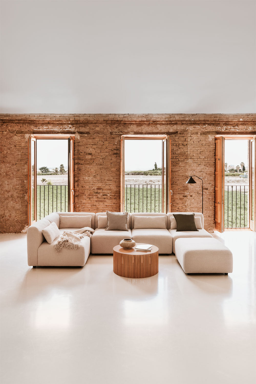 Kampinė sofa FOGLERA su pufu, kreminė, 331x194