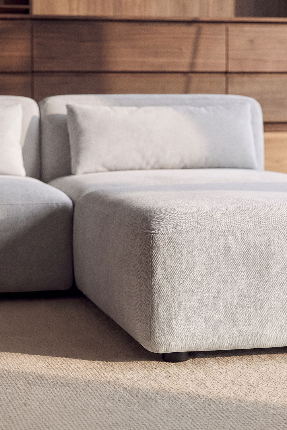 Kampinė sofa FOGLERA interjere su dekoro elementais