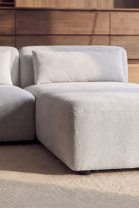 Kampinė sofa FOGLERA interjere su dekoro elementais