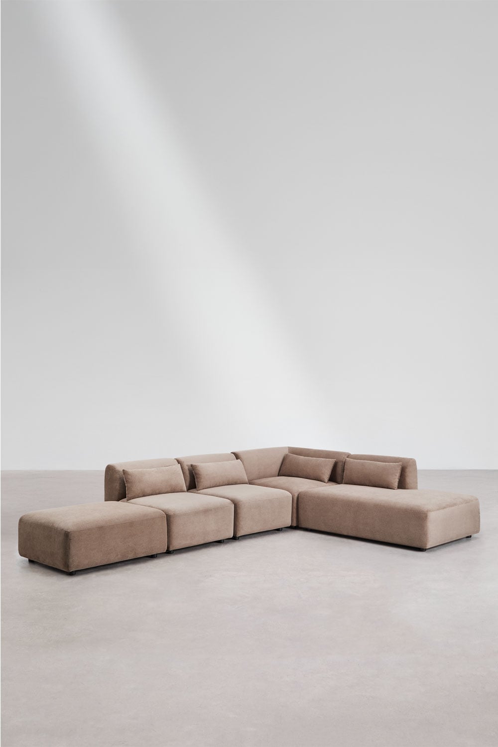 Kampinė sofa FOGLERA kupranugario spalvos, šenilo