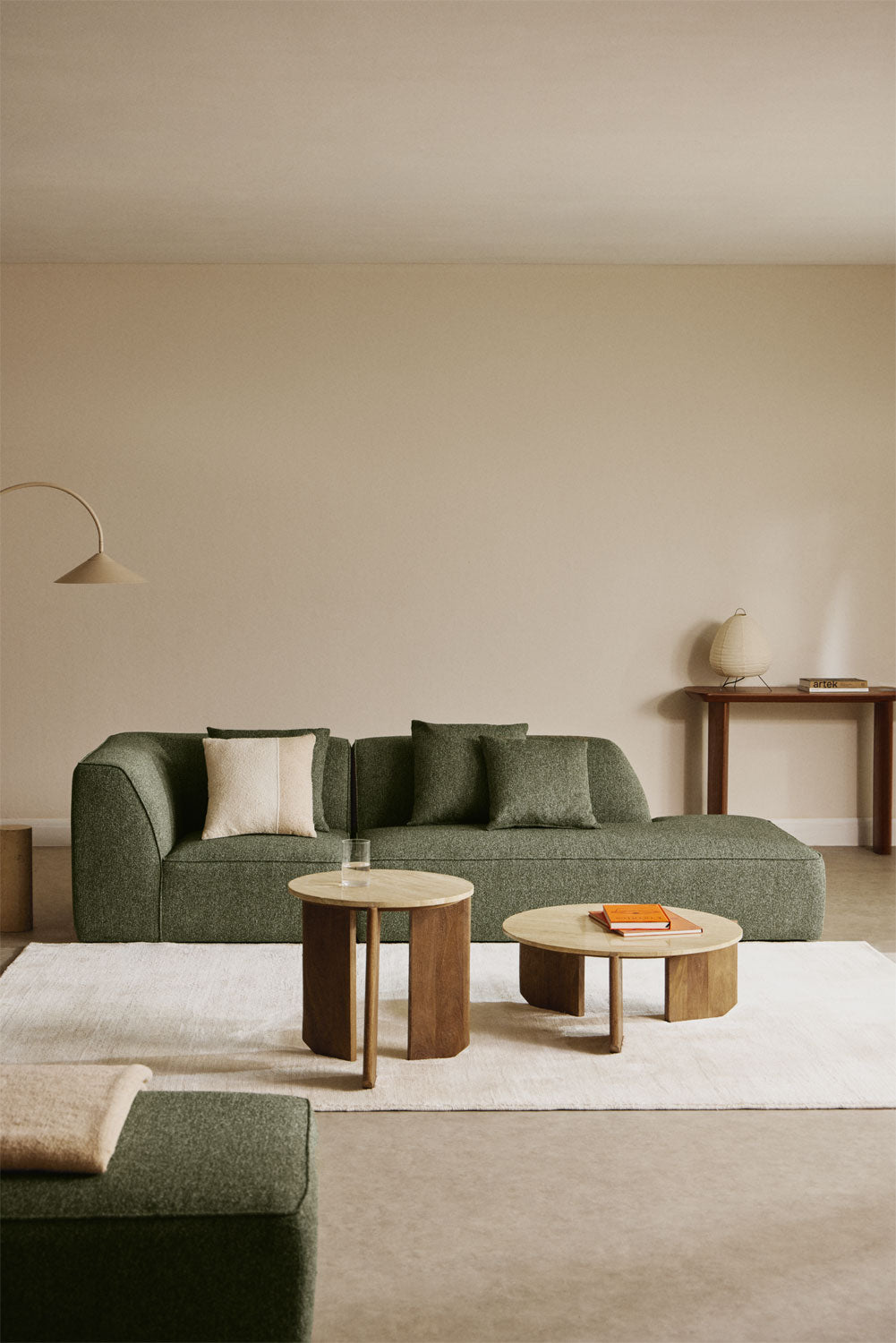 Modulinė kampinė sofa KARDENA su dešiniuoju gultu – bendras siluetas