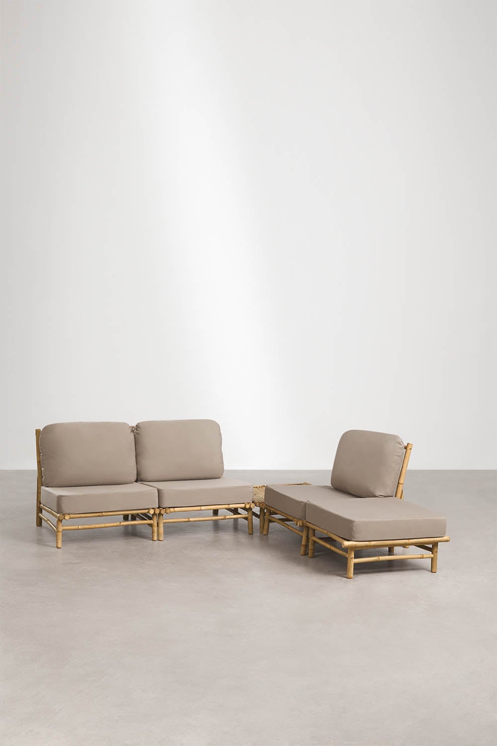 Komplektas BAMBUS, trivietė sofa, pufas ir staliukas, mokos ruda