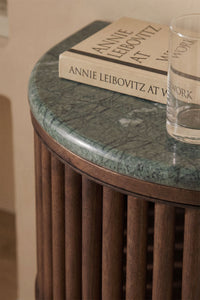Kabantis naktinis staliukas TALIX interjere su dekoro elementais