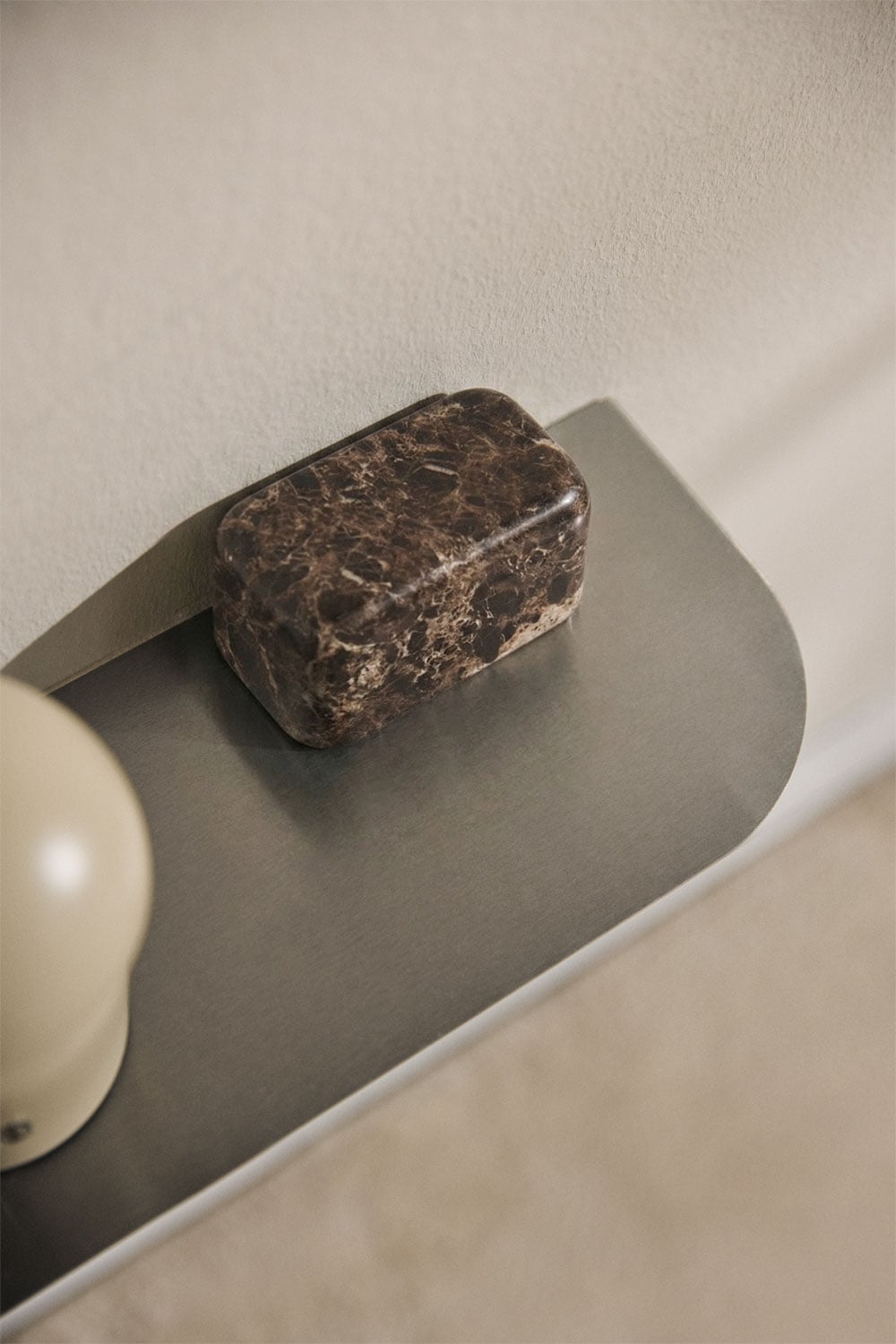 Naktinis staliukas SIGITA, rudas marmuras, 45×15 cm