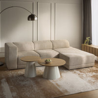 Kampinė sofa-lova NOVALS svetainės interjere, šviesiai smėlinė bouclė