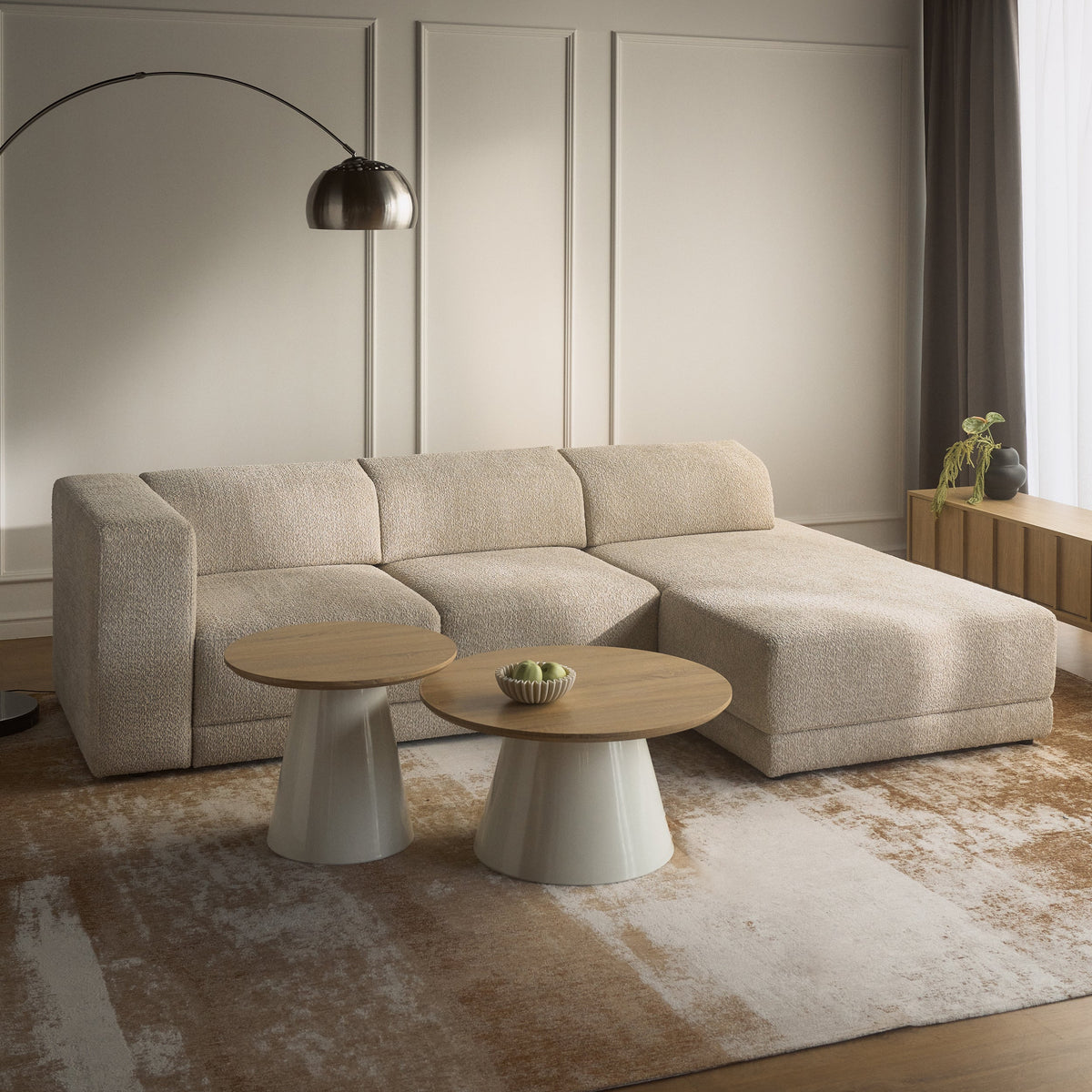 Kampinė sofa-lova NOVALS svetainės interjere, šviesiai smėlinė bouclė