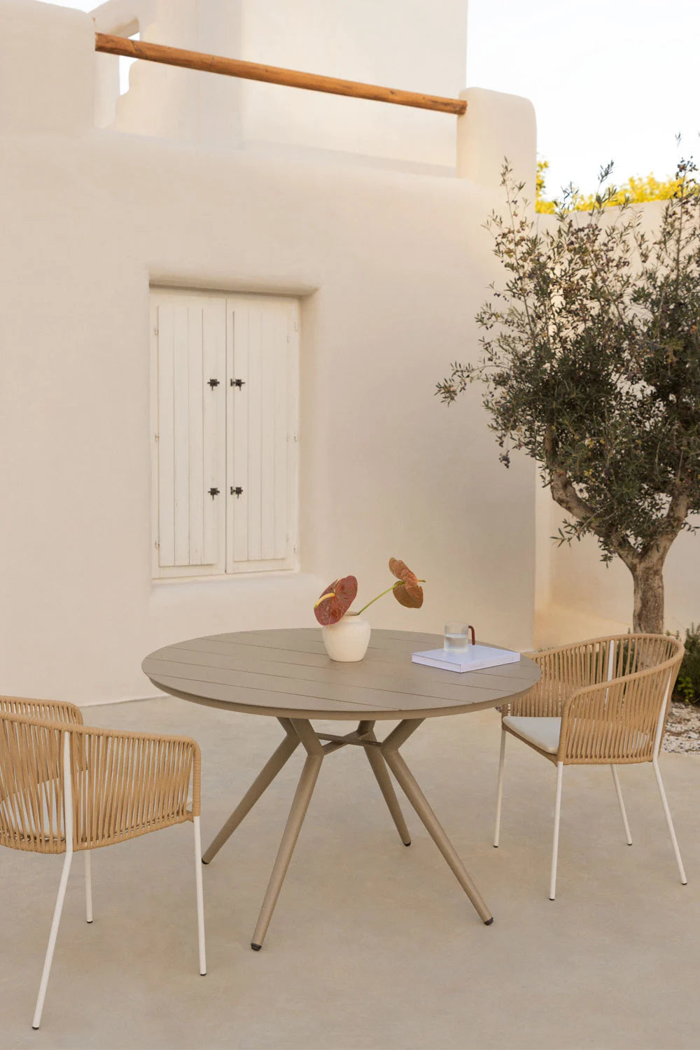 Round outdoor table VALERIE, mocha brown (2 variants)