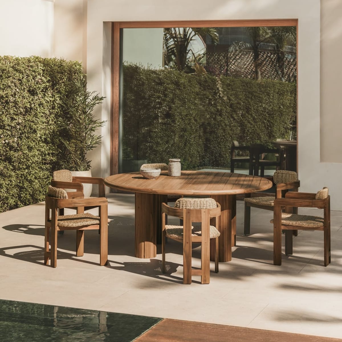 KORALO round outdoor table, dark acacia brown