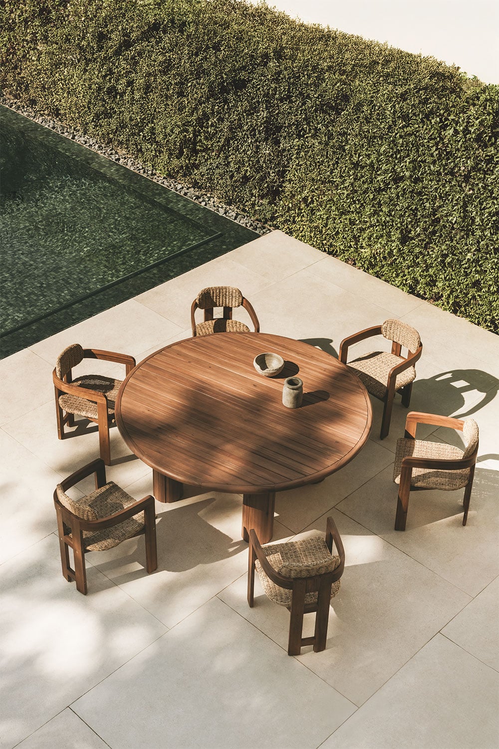 KORALO round outdoor table, dark acacia brown