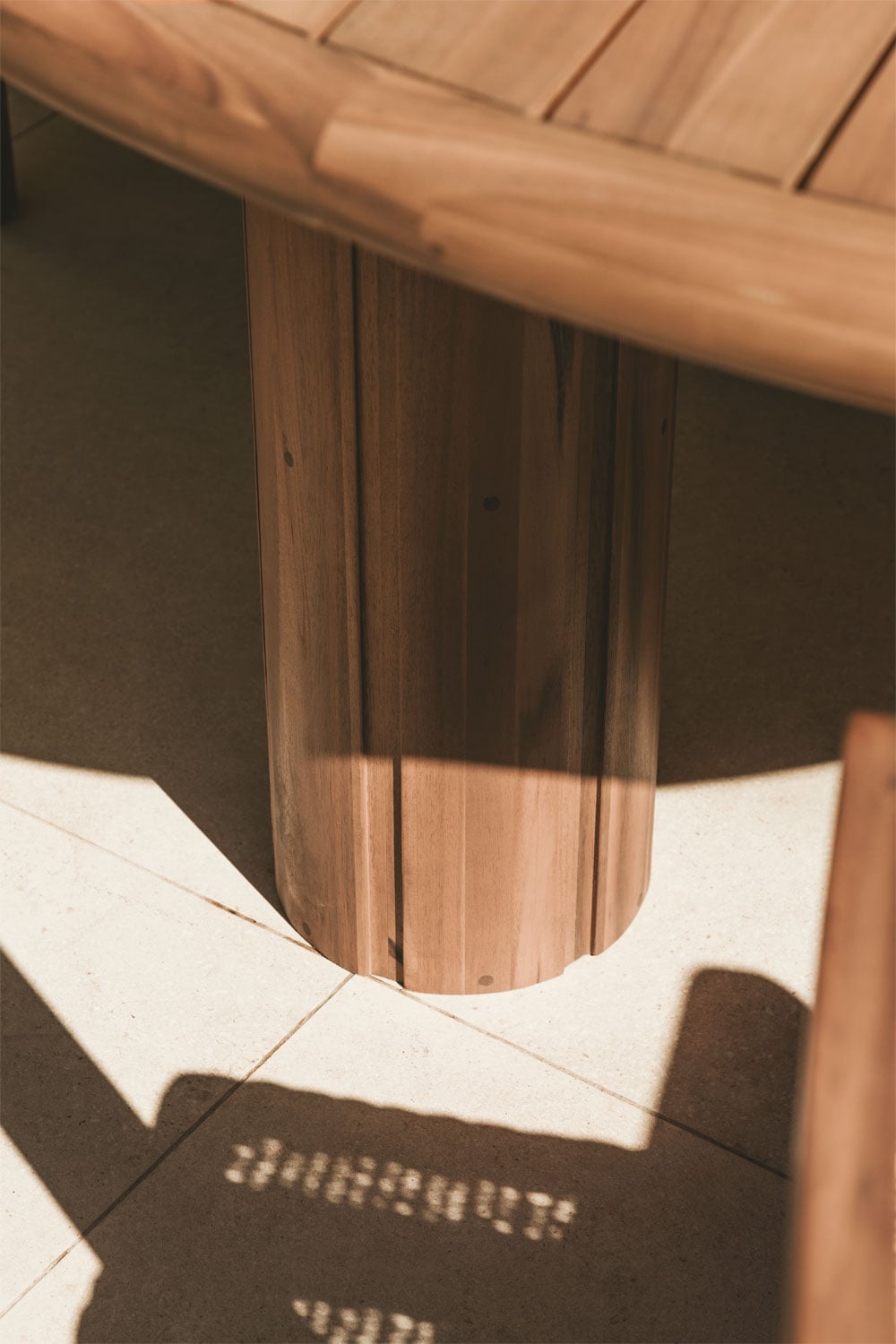 KORALO round outdoor table, dark acacia brown