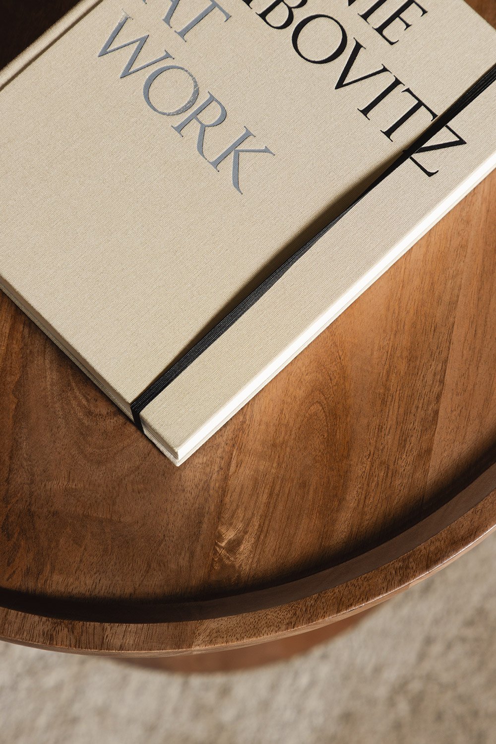 Apvalus pagalbinis staliukas NLAKEA, mango medis (blizgus lakas)