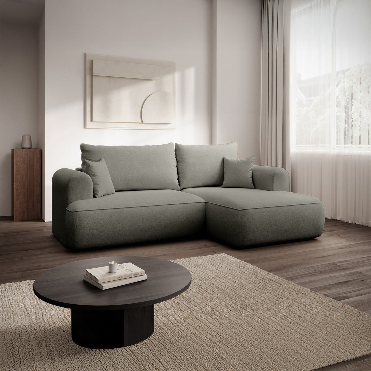 Kampinė sofa CORMAC mini interjere su dekoro elementais