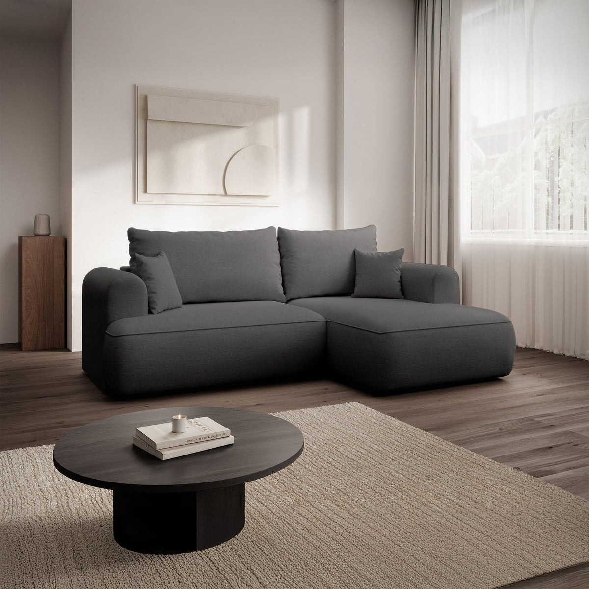 Kampinė sofa CORMAC mini šviesiame svetainės interjere