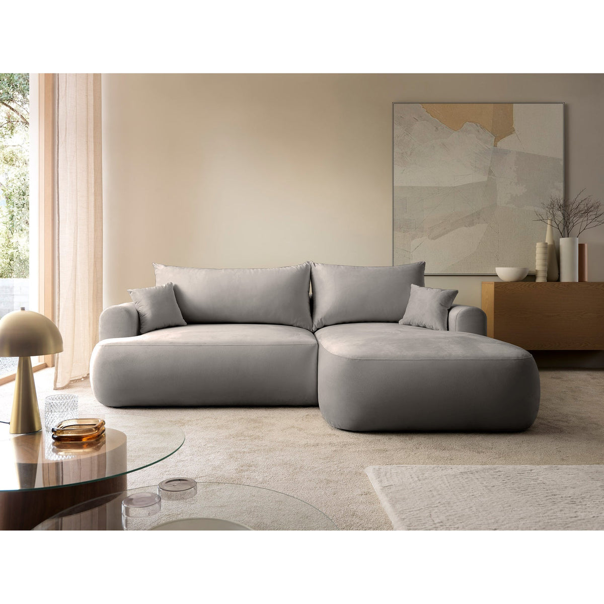 Kampinė sofa CORMAC namų aplinkoje