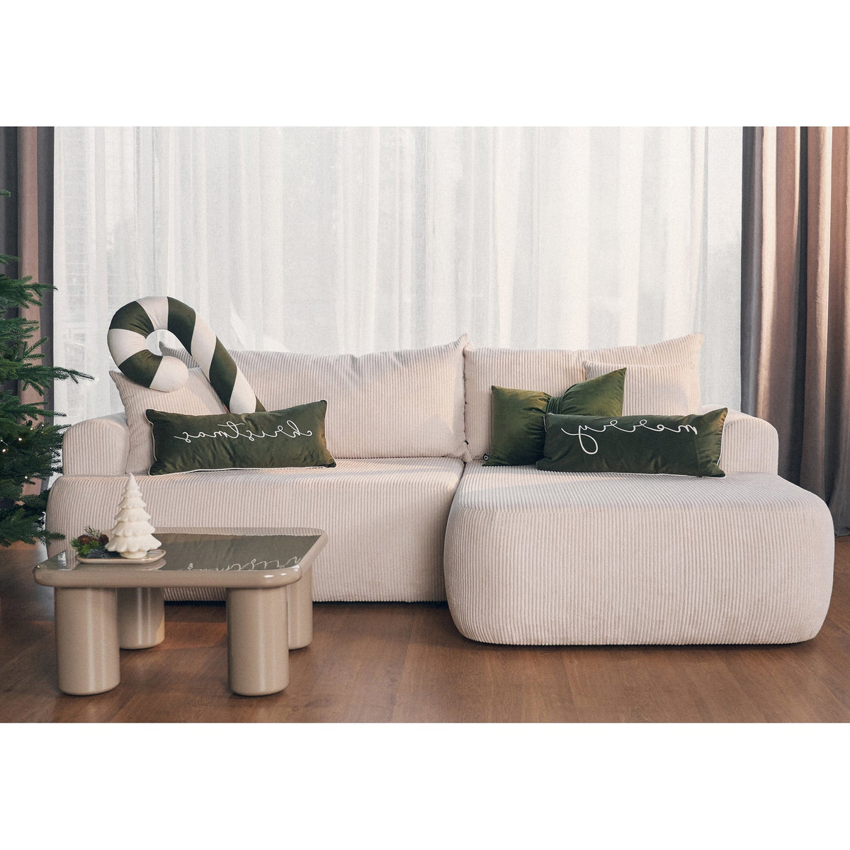 Kampinė sofa CORMAC interjere su dekoro elementais