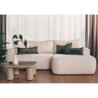 Kampinė sofa CORMAC interjere su dekoro elementais