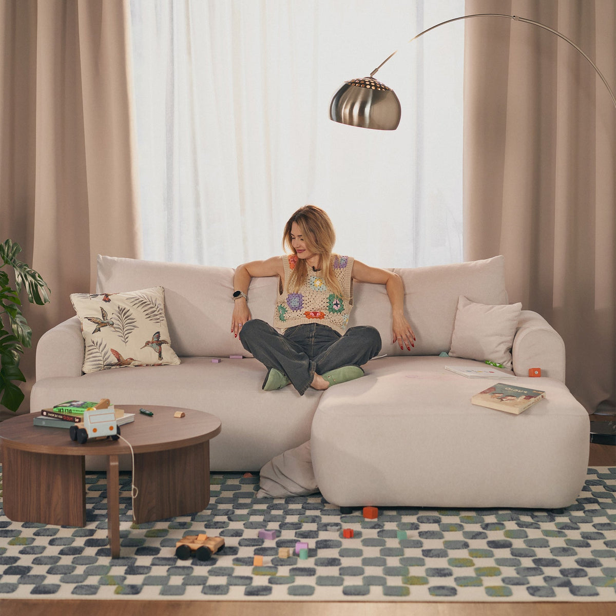 Kampinė sofa CORMAC mini minimalistiniame svetainės interjere