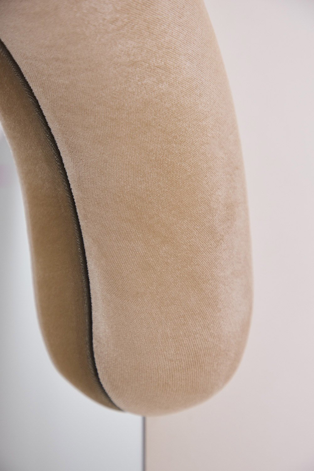 Ovalus veidrodis NERIS, aksominis rėmas