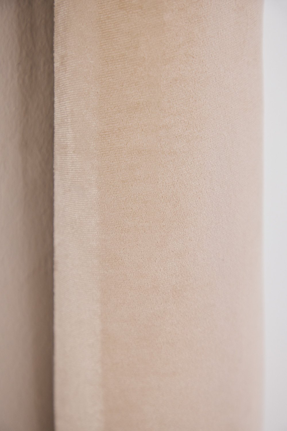 Ovalus veidrodis NERIS, aksominis rėmas