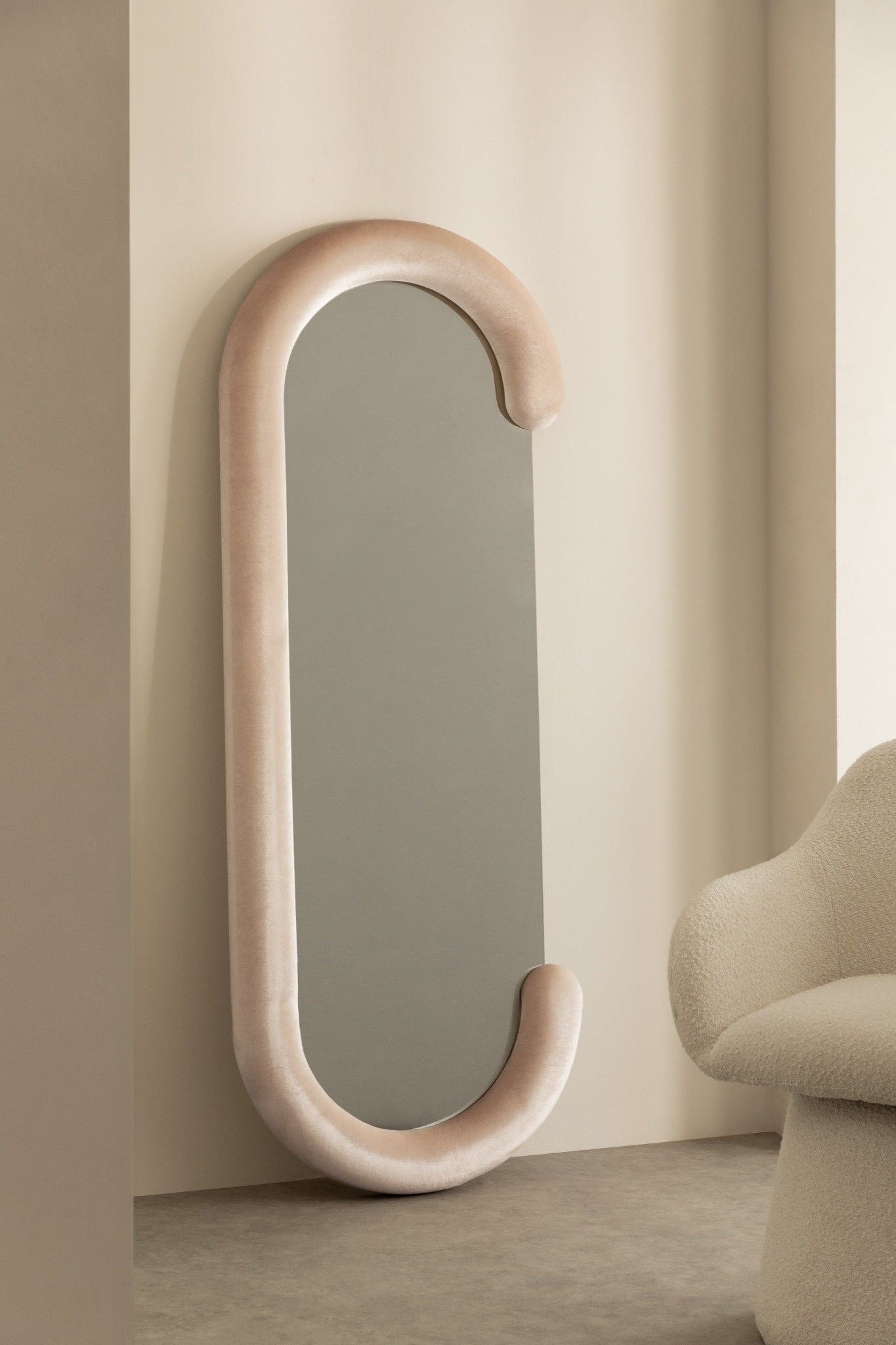 Ovalus veidrodis NERIS, aksominis rėmas