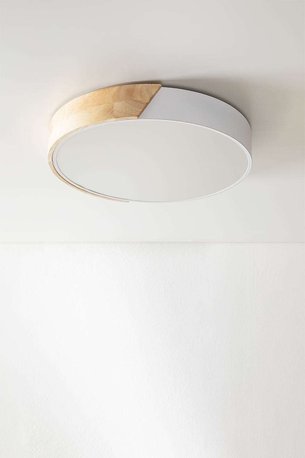 LED lubinis JANA svetainės interjere