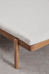 Platus ir žemas gultas su ergonominiu paviršiumi | namuideja.lt | ergonominis gultas